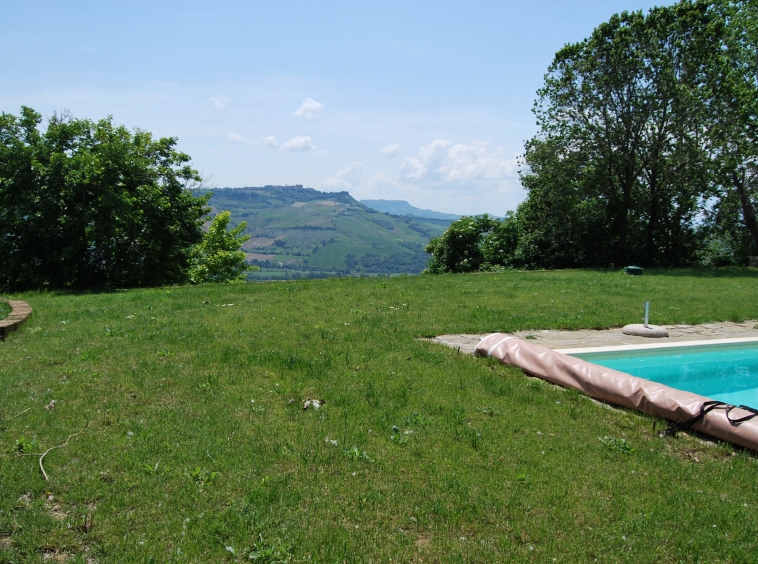 Country house with pool in Moresco