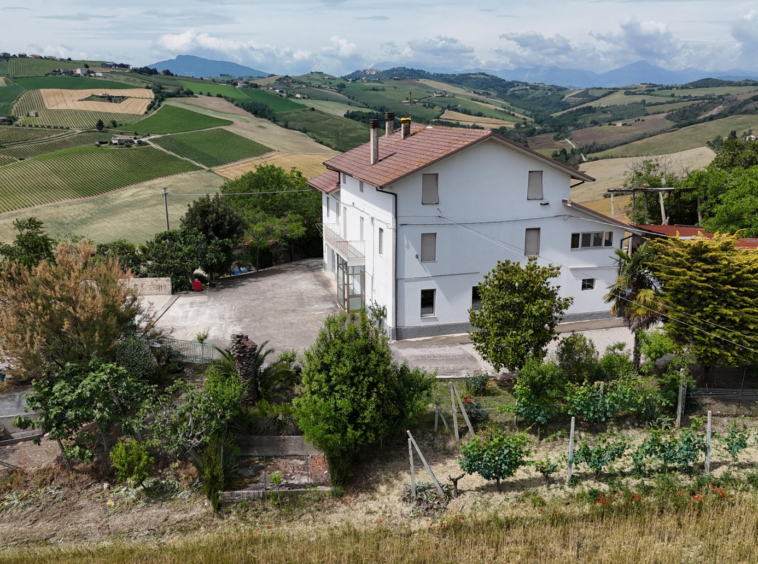 Country house in Carassai