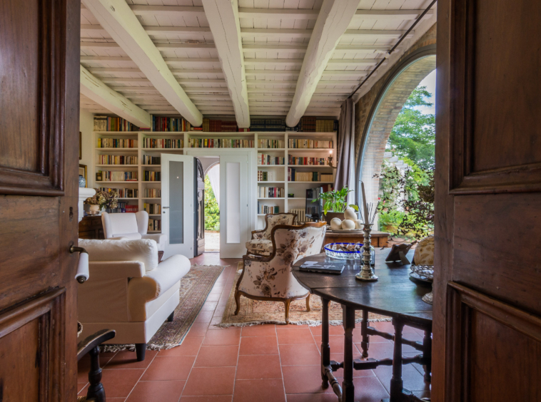 Farmhouse with pool in San Ginesio