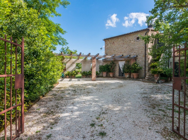 Farmhouse with pool in San Ginesio