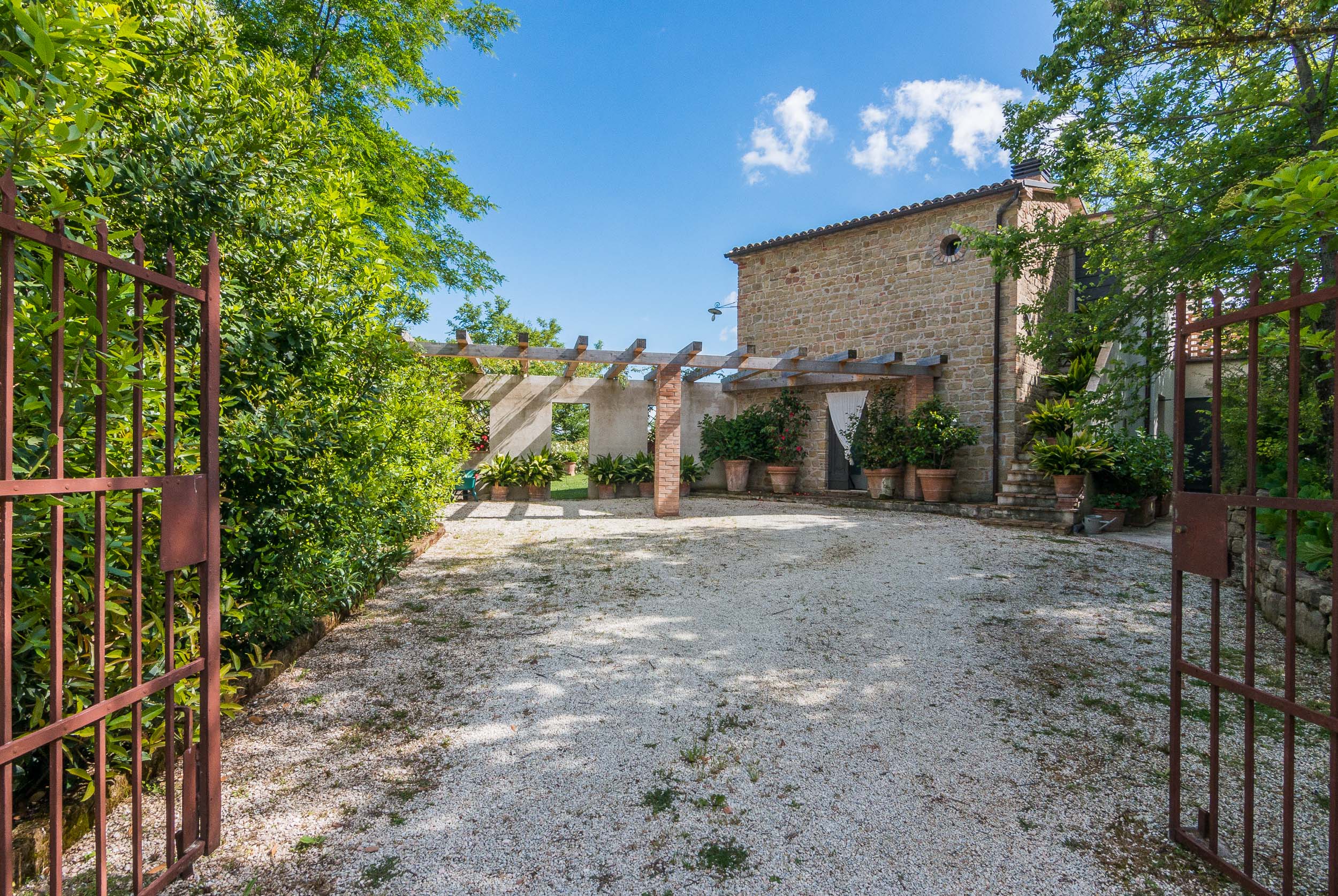 Farmhouse with pool in San Ginesio