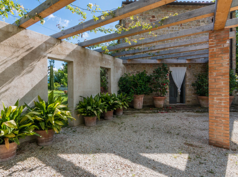 Farmhouse with pool in San Ginesio