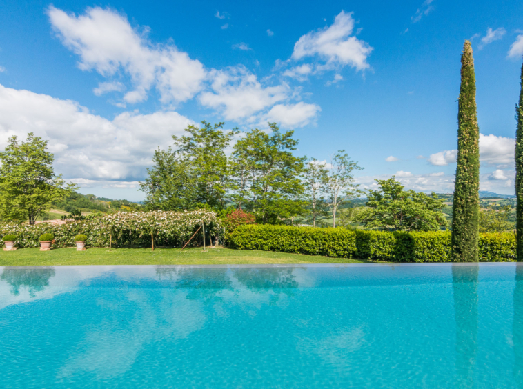 Farmhouse with pool in San Ginesio