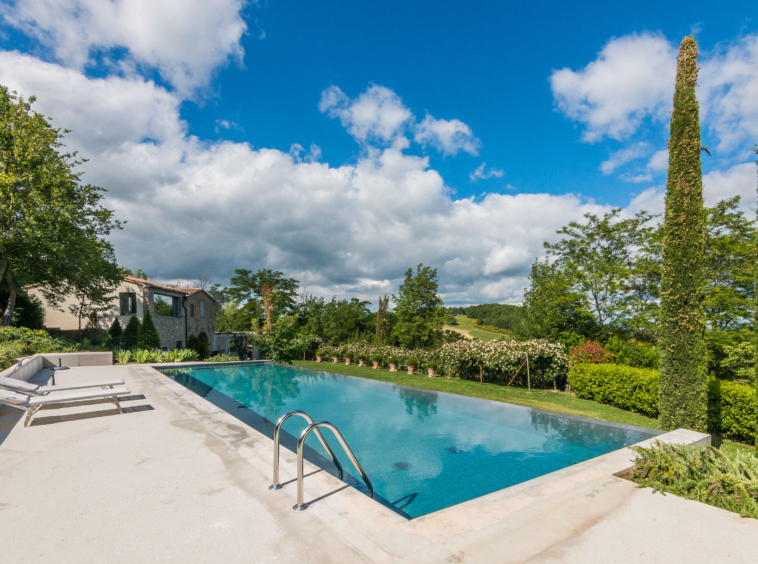 Farmhouse with pool in San Ginesio