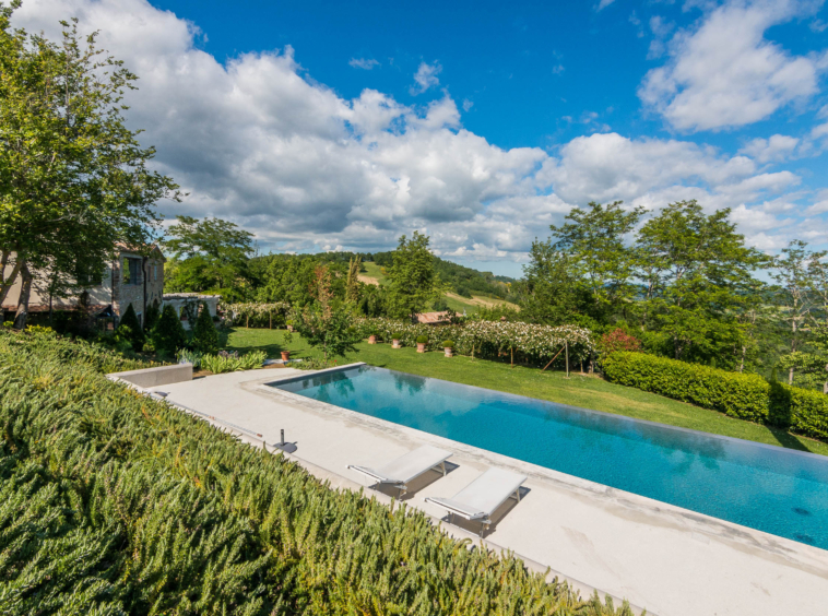 Farmhouse with pool in San Ginesio