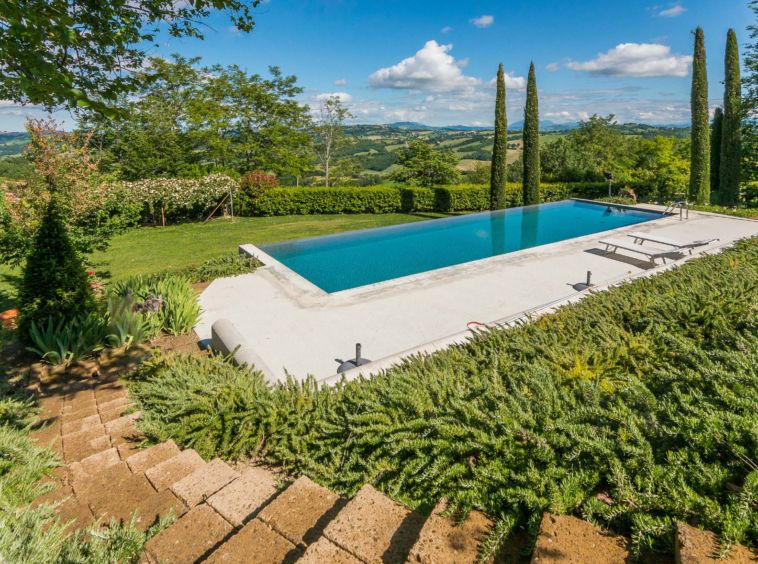 Farmhouse with pool in San Ginesio