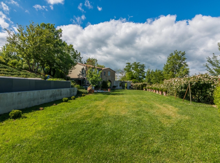 Farmhouse with pool in San Ginesio