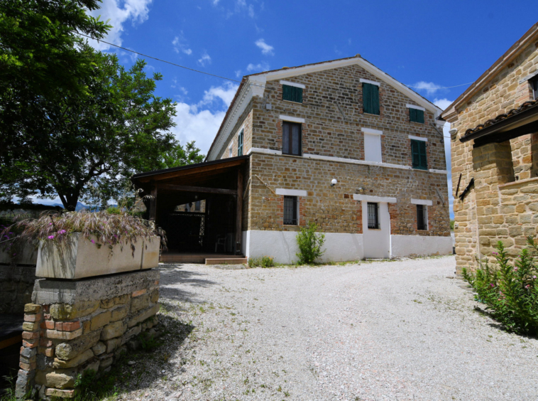 2 country houses with 4 Apartments and pool in San Ginesio