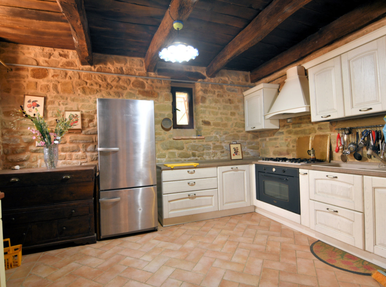 2 country houses with 4 Apartments and pool in San Ginesio