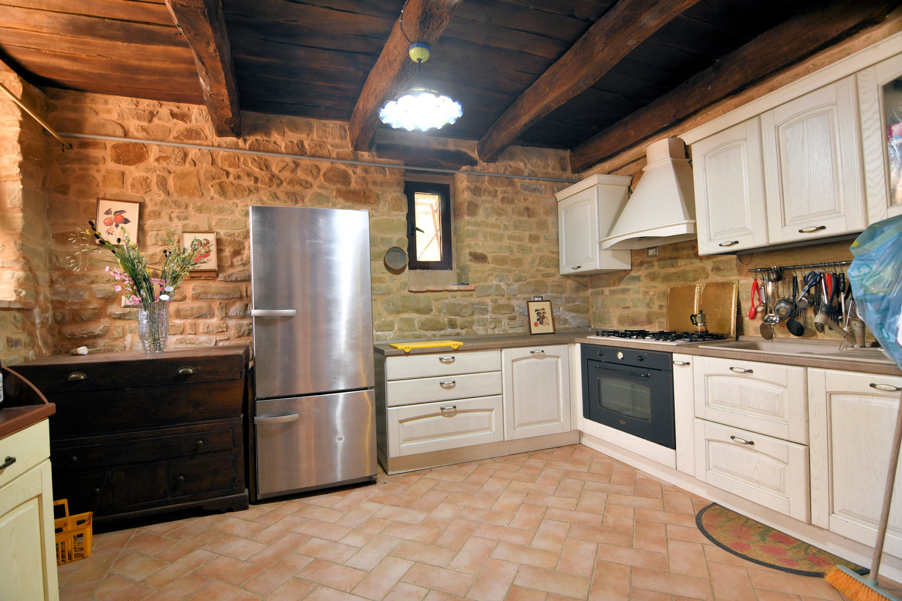 2 country houses with 4 Apartments and pool in San Ginesio