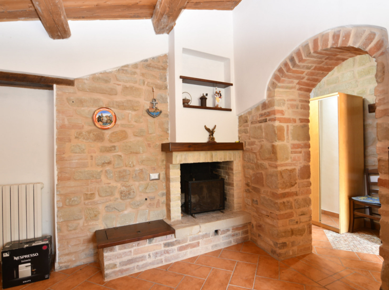 2 country houses with 4 Apartments and pool in San Ginesio