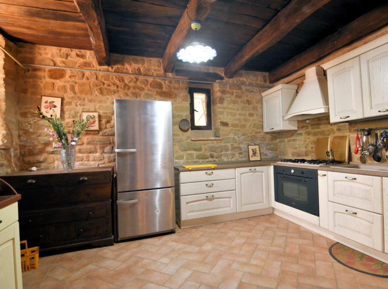 2 country houses with 4 Apartments and pool in San Ginesio