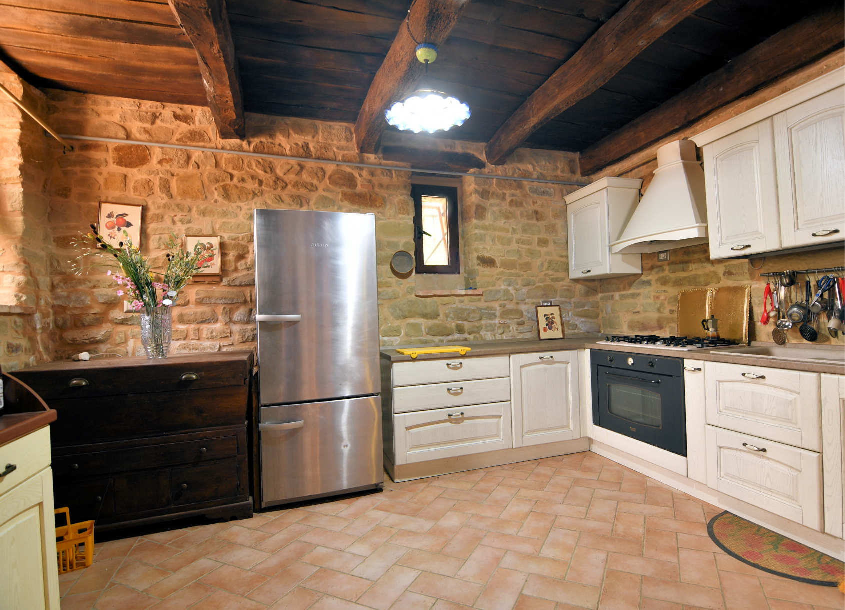 2 country houses with 4 Apartments and pool in San Ginesio