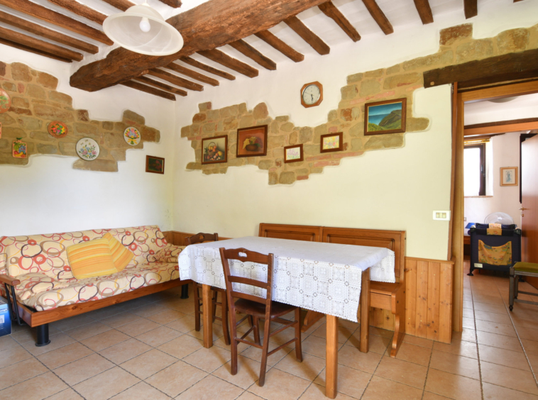 2 country houses with 4 Apartments and pool in San Ginesio