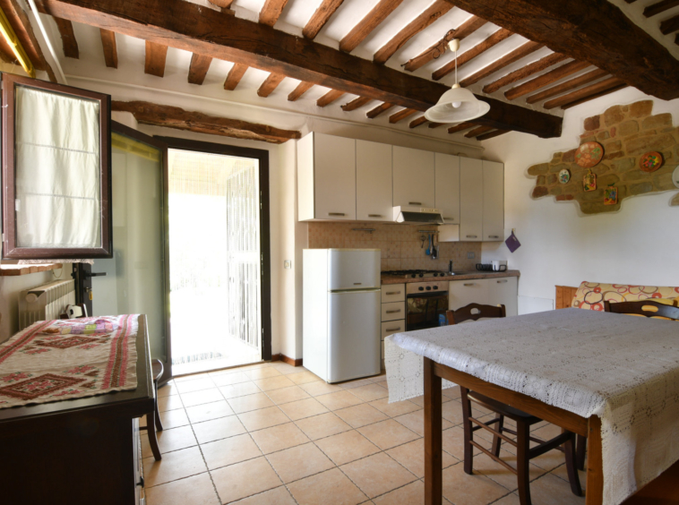 2 country houses with 4 Apartments and pool in San Ginesio