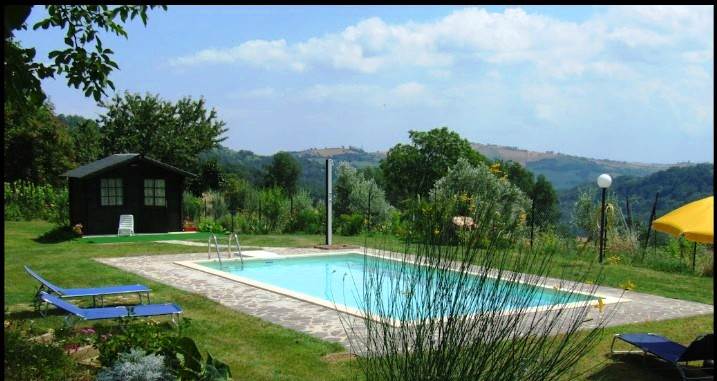 2 country houses with 4 Apartments and pool in San Ginesio