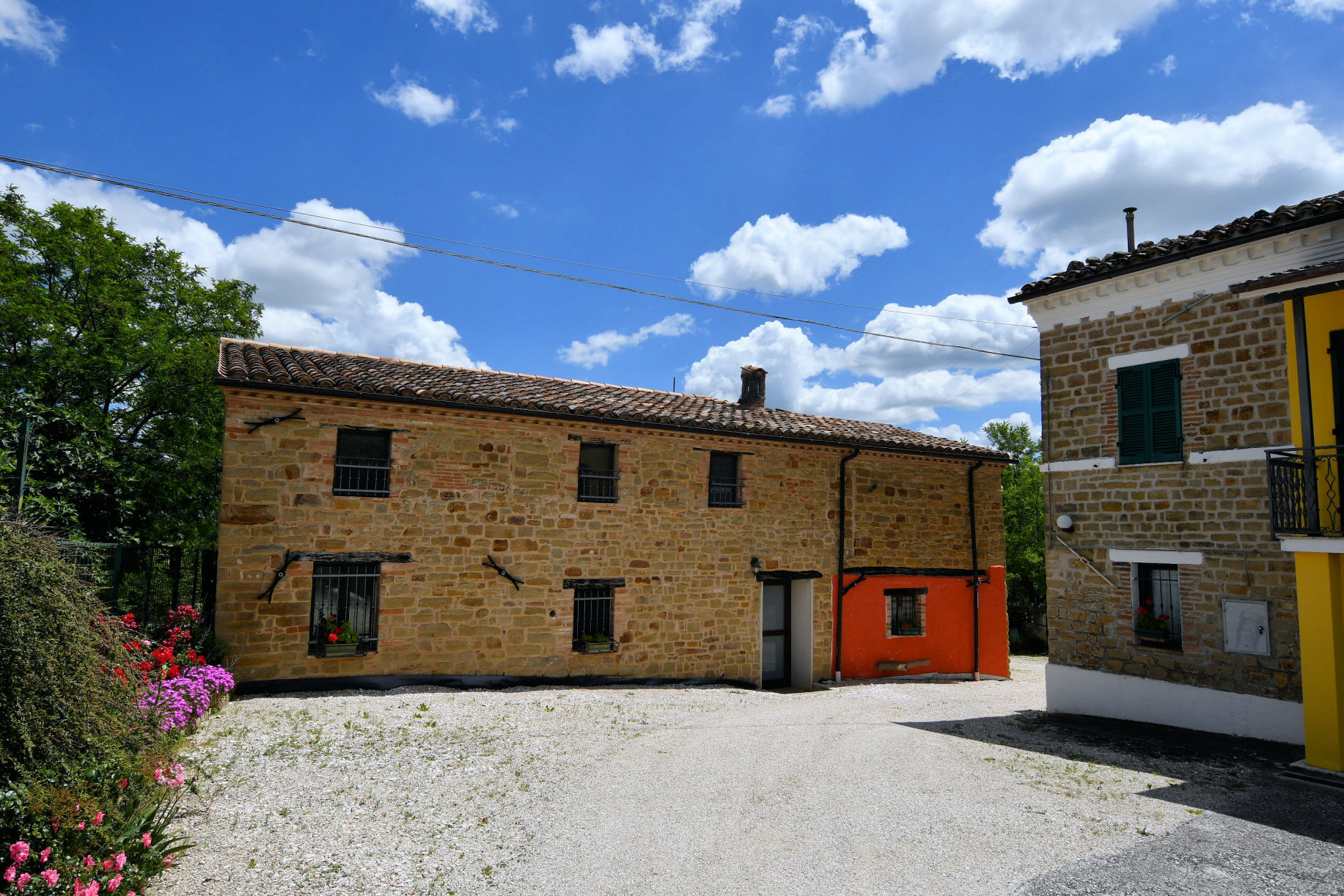 2 country houses with 4 Apartments and pool in San Ginesio