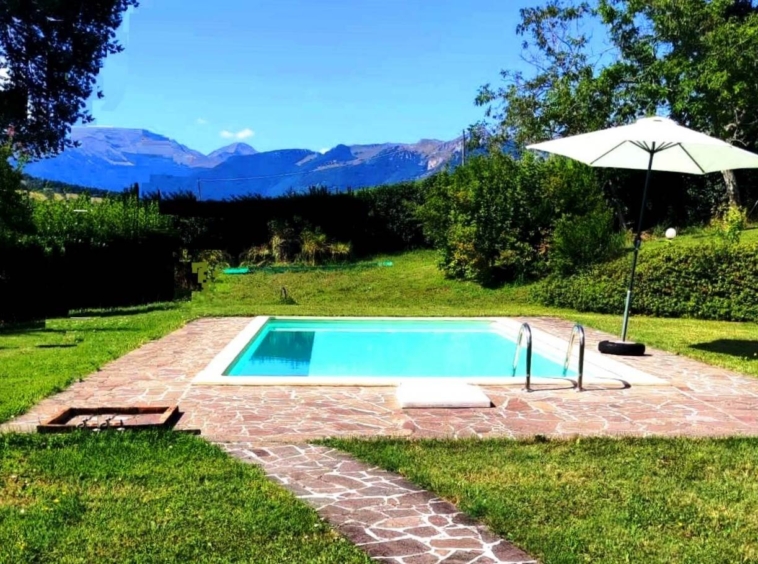 2 country houses with 4 Apartments and pool in San Ginesio