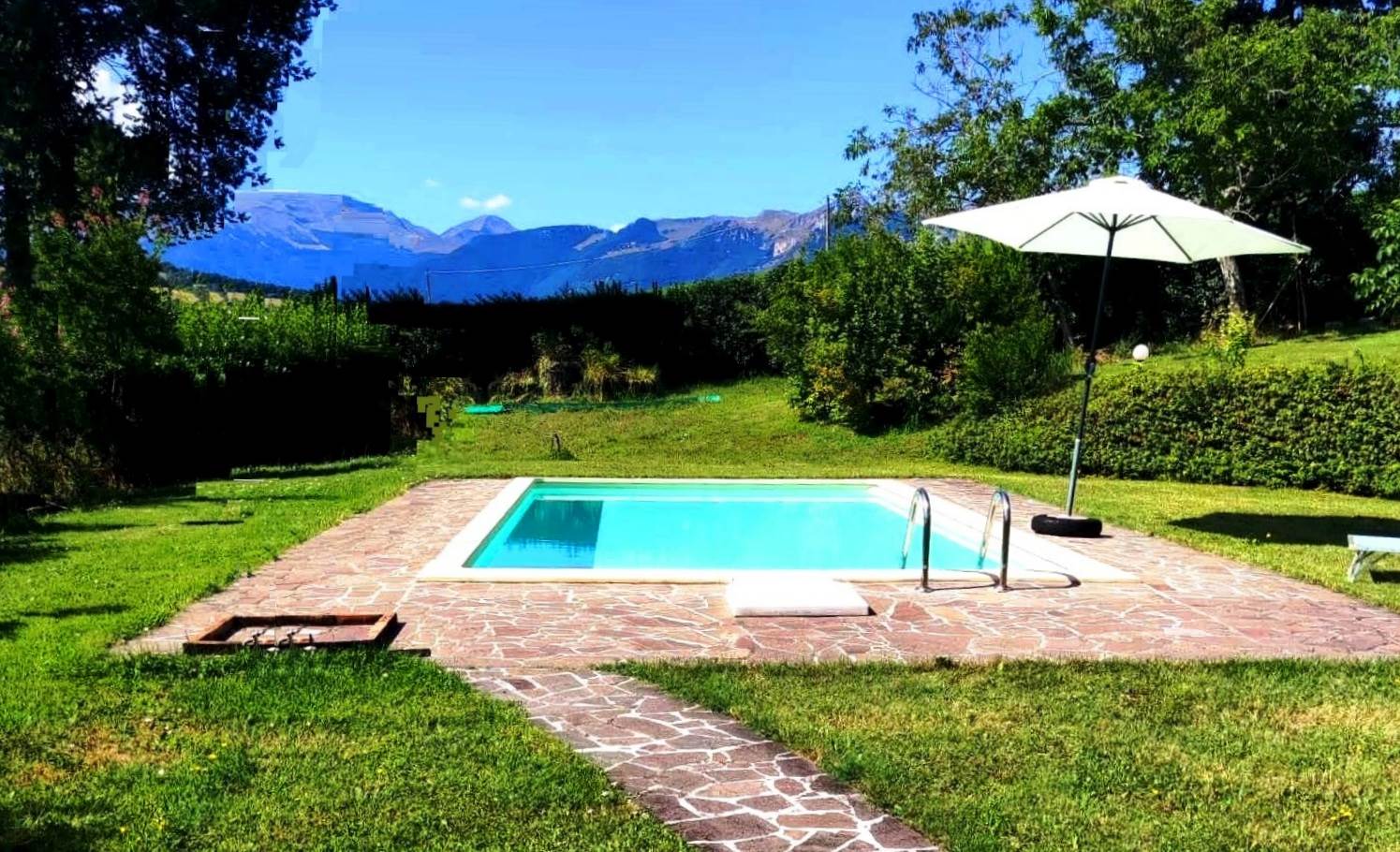 2 country houses with 4 Apartments and pool in San Ginesio