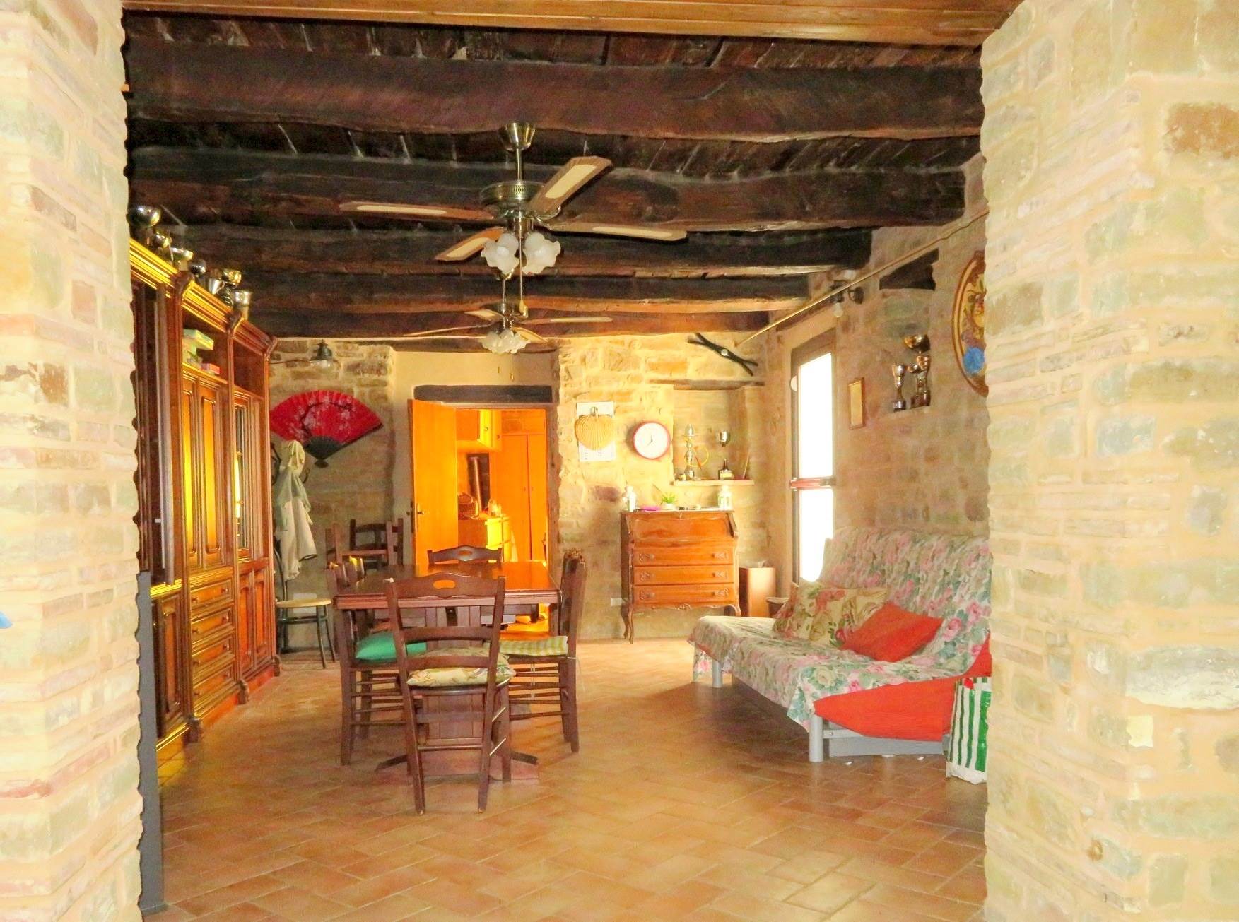 2 country houses with 4 Apartments and pool in San Ginesio