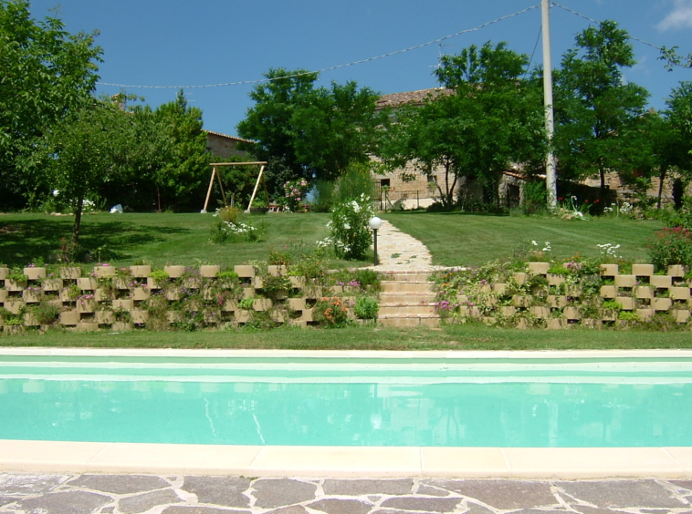 2 country houses with 4 Apartments and pool in San Ginesio