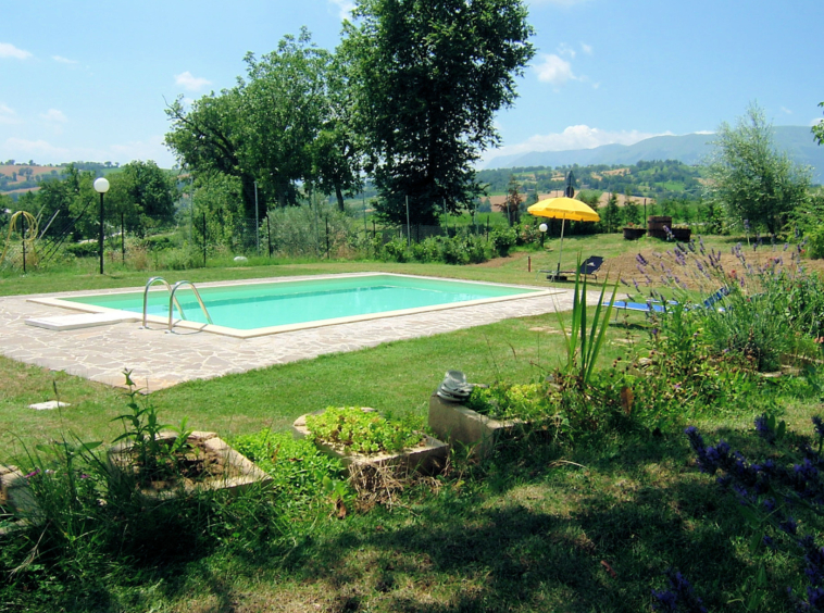 2 country houses with 4 Apartments and pool in San Ginesio