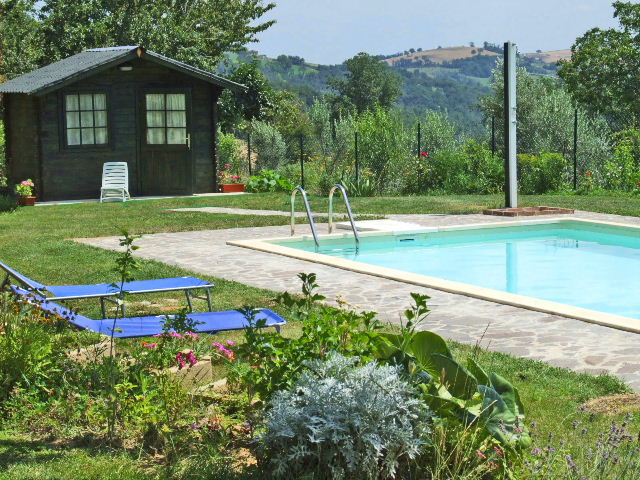 2 country houses with 4 Apartments and pool in San Ginesio