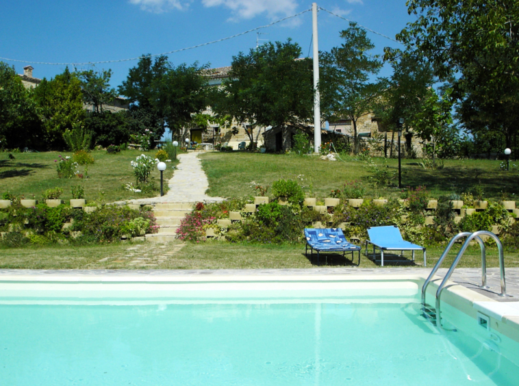 2 country houses with 4 Apartments and pool in San Ginesio