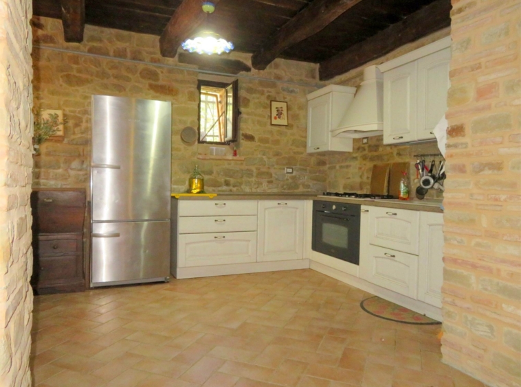 2 country houses with 4 Apartments and pool in San Ginesio