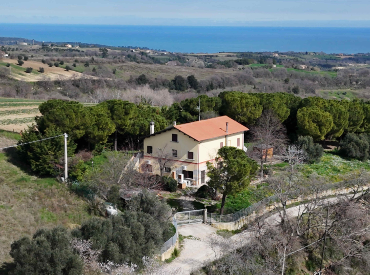 Country with sea view in Ripatransone