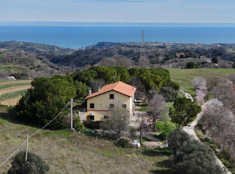 Country with sea view in Ripatransone