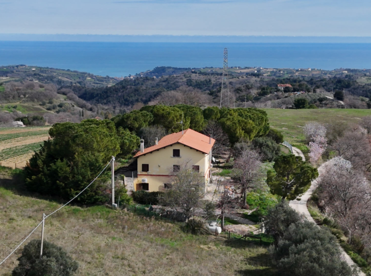 Country house with sea view in Ripatransone