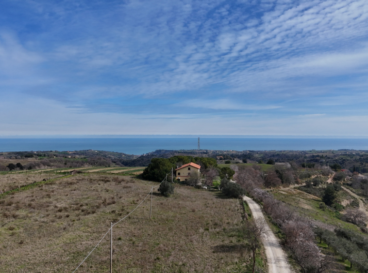 Country house with sea view in Ripatransone